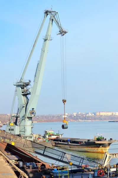 Rullar med stålplåt i hamnen — Stockfoto