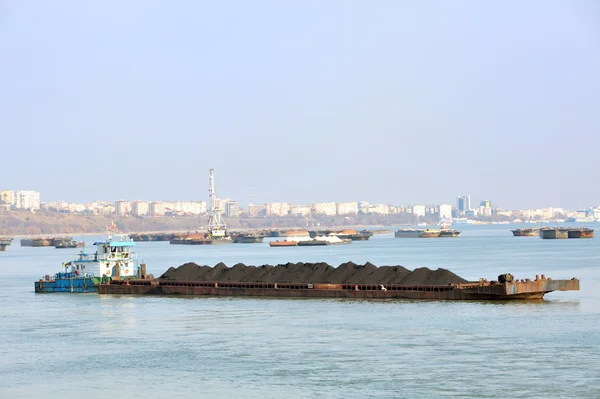 Kolen in de haven op de rivier Donau — Stockfoto