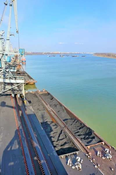 Carbón en el puerto en el río Danubio —  Fotos de Stock
