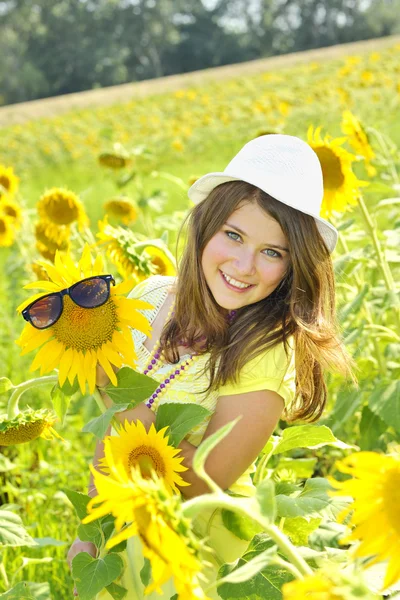 Krásná mladá dívka ve slunečnicovém poli — Stock fotografie