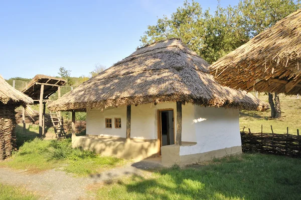 Casa rural tradicional com um telhado de palha — Fotografia de Stock