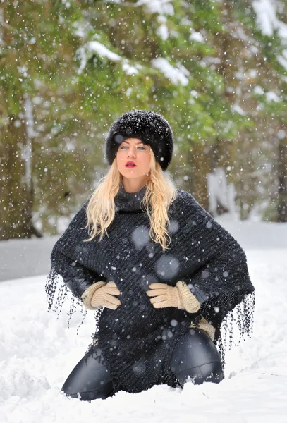 Молодая красивая женщина зимой — стоковое фото
