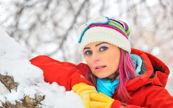 Mladá krásná žena v zimním období — Stock fotografie