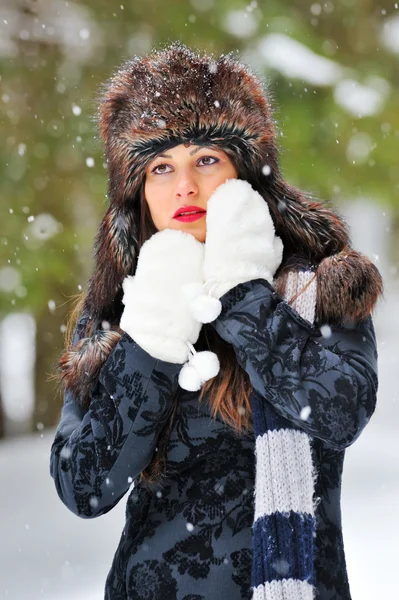 Jeune belle femme en hiver — Photo