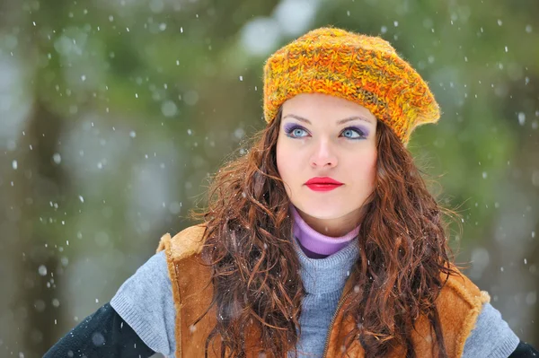 Junge schöne Frau im Winter — Stockfoto