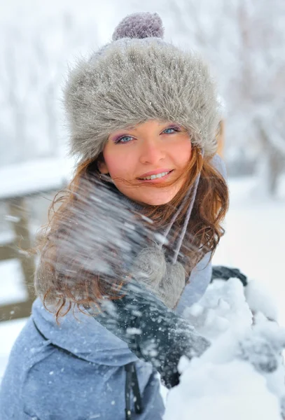 Jovem mulher bonita jogar no tempo de inverno — Fotografia de Stock