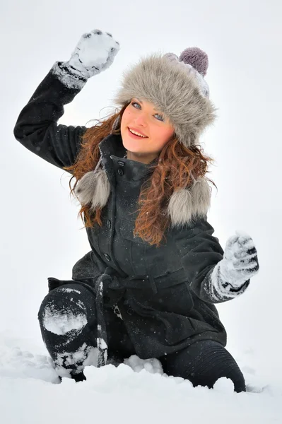 Genç güzel kadın oyun olarak kış saati — Stok fotoğraf