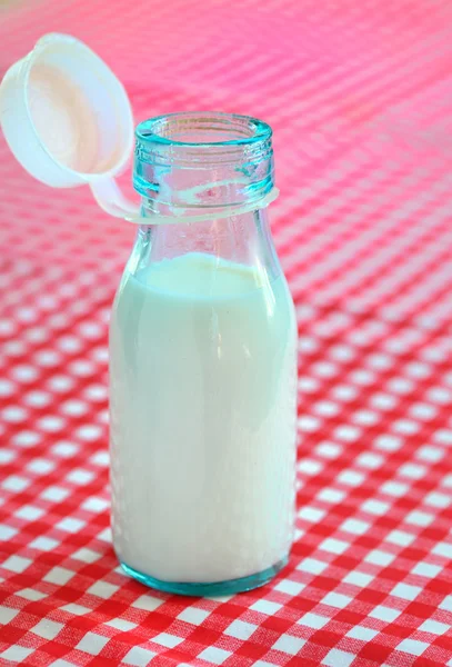 Μπουκάλι γάλα στο τραπέζι — Φωτογραφία Αρχείου
