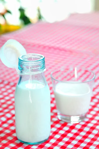 牛奶和桌上的瓶玻璃 — 图库照片