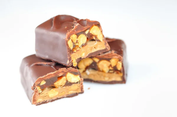 Barra cubierta de chocolate con caramelo y avellana —  Fotos de Stock