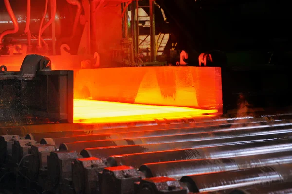 Горячая сталь на конвейере Стоковое Изображение