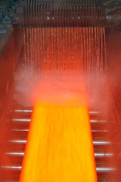 Arrefecimento de aço quente no transportador — Fotografia de Stock