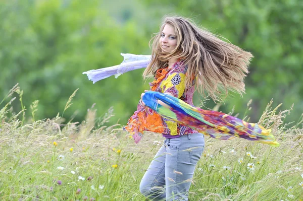 Saltando chica contra pradera de verano — Foto de Stock