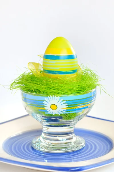 Крашеное красочное пасхальное яйцо — стоковое фото