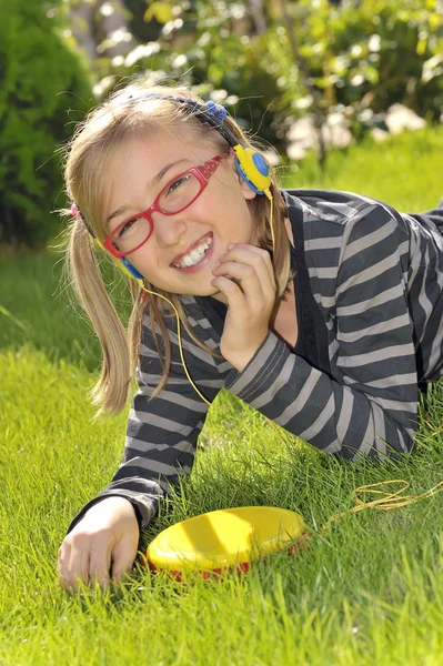 소녀는 공원에서 듣는 음악 — 스톡 사진