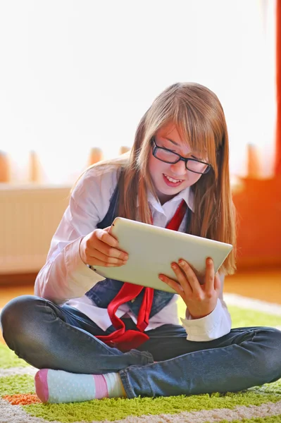 Menina segurando um tablet touchpad — Fotografia de Stock