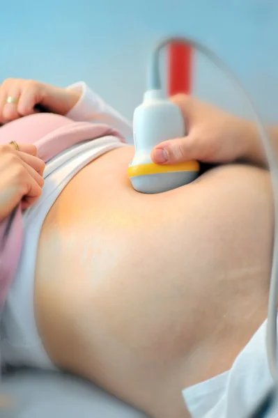 Médico examinando embarazada — Foto de Stock