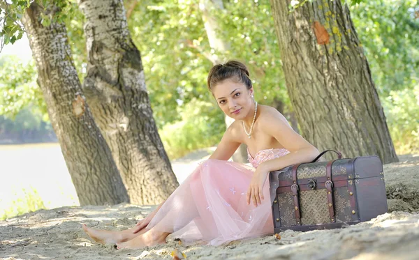 Menina de beleza em um vestido antiquado em uma floresta — Fotografia de Stock