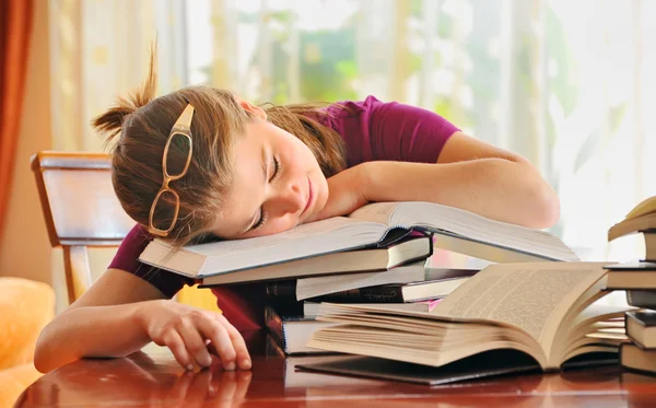 Adolescente menina dormindo em livros — Fotografia de Stock