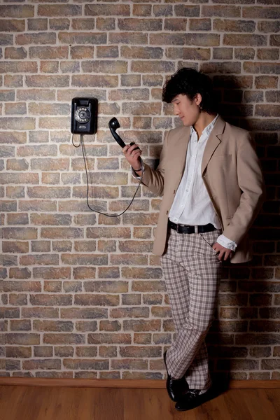 Joven asiático hombre con viejo teléfono — Foto de Stock