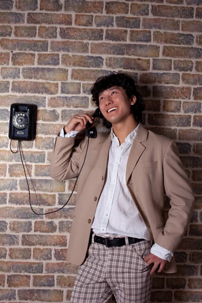 Mann spricht aus altem Telefon — Stockfoto