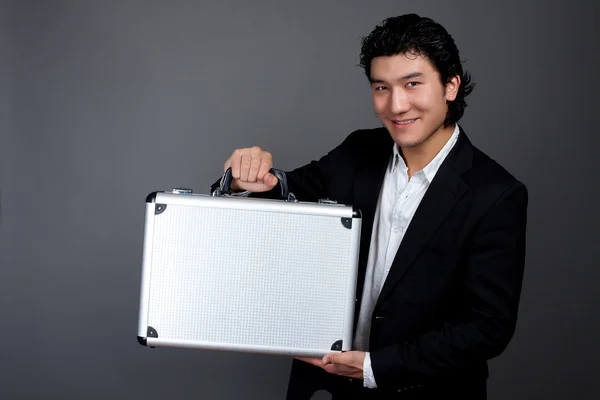 Giovane asiatico uomo holding caso — Foto Stock