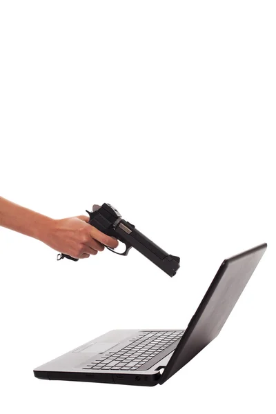 Ruka s pistolí a notebook izolované na bílém pozadí — Stock fotografie
