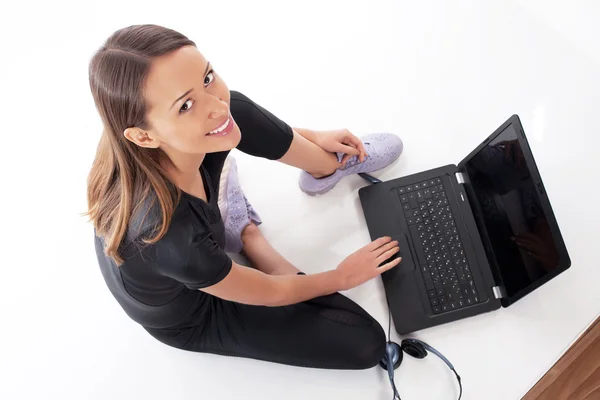 Jovem mulher bonita feliz com laptop no estúdio — Fotografia de Stock