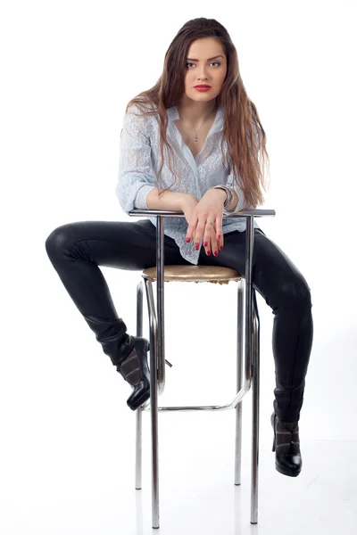 Ung kvinna sitter på bar stol — Stockfoto
