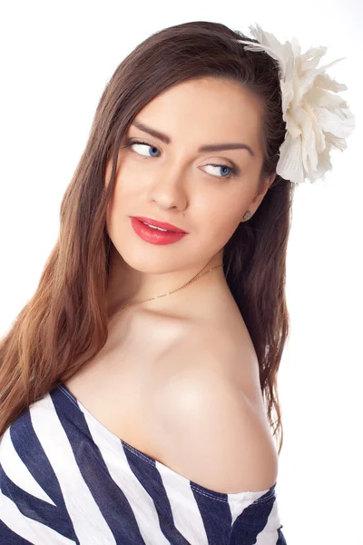 髪に花を持つ若い女性 — ストック写真