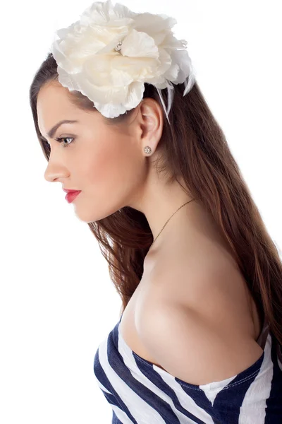 Młoda kobieta z kwiatami na biały — Zdjęcie stockowe
