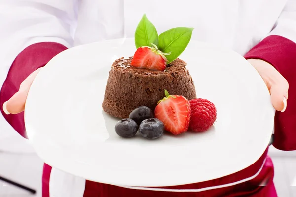 딸기와 초콜릿 케이크를 제시 하는 요리사 — 스톡 사진