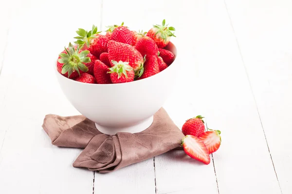 Φράουλες μέσα σε μπολ στο λευκό τραπέζι — Φωτογραφία Αρχείου