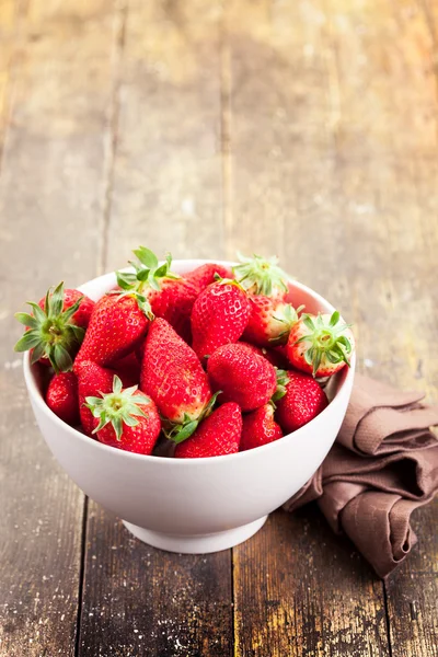 Erdbeeren auf braunem Holztisch — Stockfoto