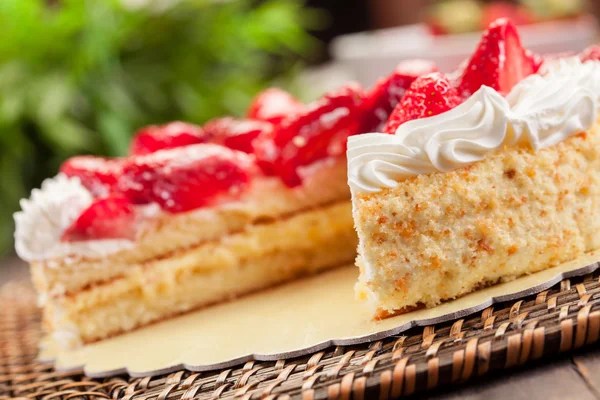 Strawberry Cake with Cream — Stock Photo, Image