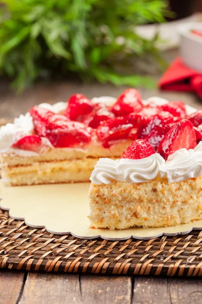 Strawberry Cake with Cream — Stock Photo, Image