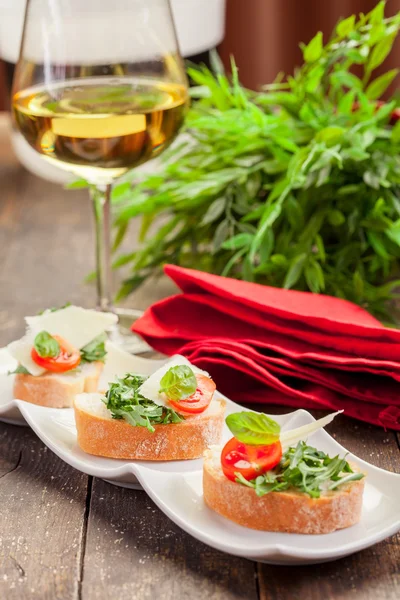 Bruschetta mit Rucola und Tomaten — Stockfoto