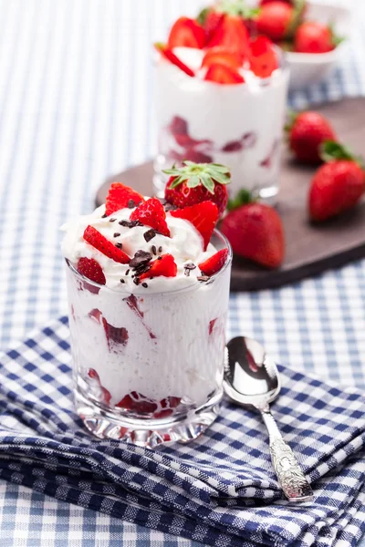 草莓奶油甜点 — 图库照片