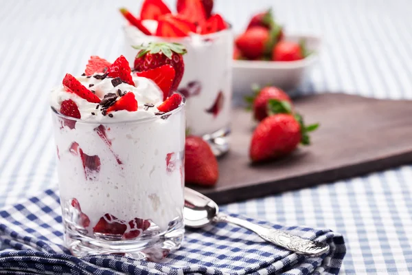 Aardbeien met crème dessert — Stockfoto