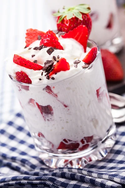 Aardbeien met crème dessert — Stockfoto