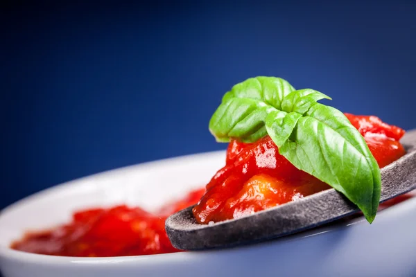 Salsa de tomate italiano fresco sobre fondo azul — Foto de Stock