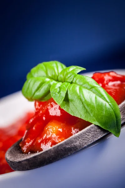 Färsk italiensk tomatsås på blå bakgrund — Stockfoto