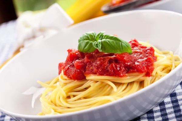 Klasik ev masa üstünde domates soslu spagetti — Stok fotoğraf