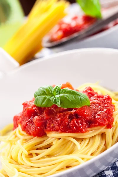 Spaghetti met tomatensaus op klassieke thuisvak — Stockfoto