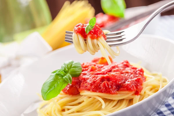 Spaghetti met tomatensaus op klassieke thuisvak — Stockfoto