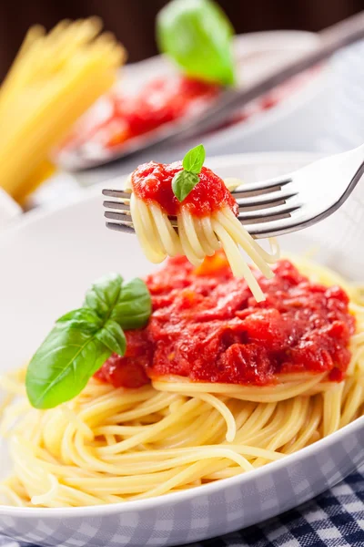 Spaghetti met tomatensaus op klassieke thuisvak — Stockfoto