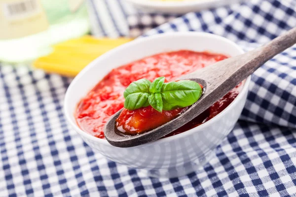 Salsa de tomate en toalla casera —  Fotos de Stock