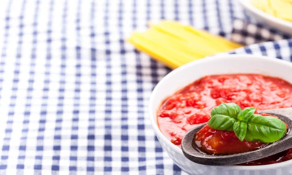 Sauce tomate sur serviette maison — Photo