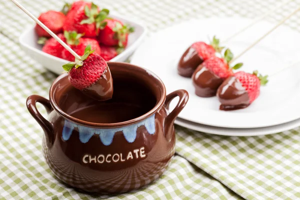 Erdbeeren mit geschmolzener Schokolade — Stockfoto