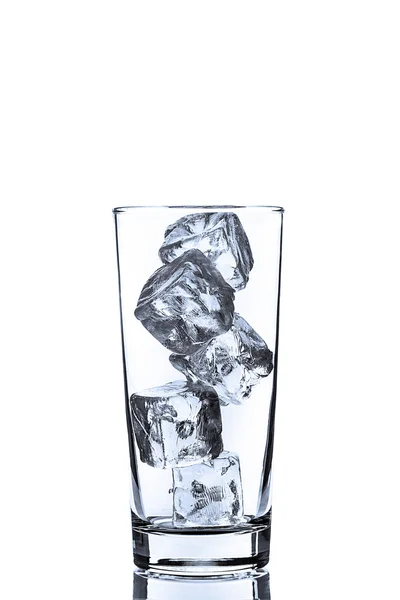 Leeres Glas mit Eiswürfeln — Stockfoto